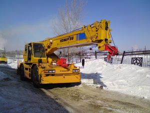 steklo-lobovoe-na-avtokran-komatsu-lw250